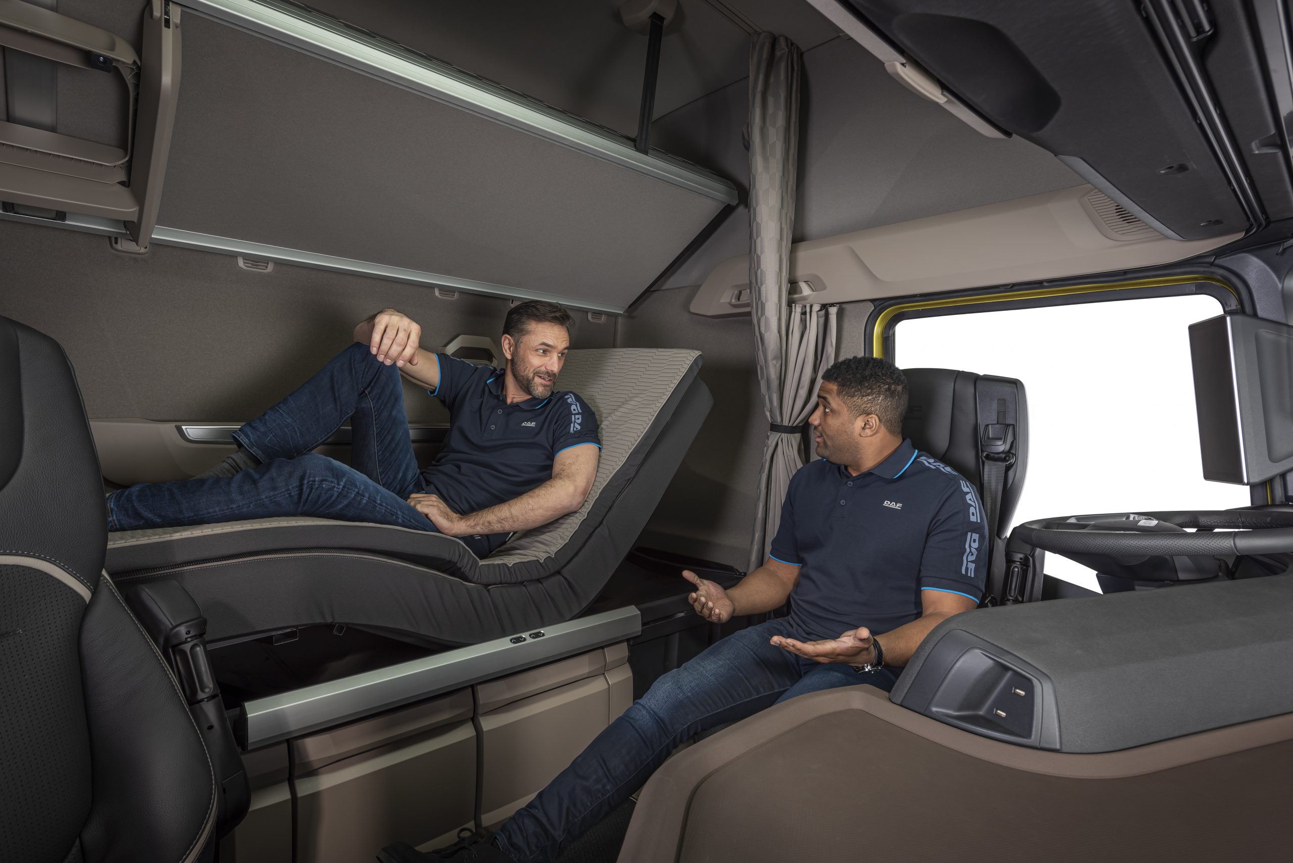 https://nextdrive.de/wp-content/uploads/2021/06/Swivel-chairs-and-relax-bed-for-unmatched-driver-comfort-in-New-Generation-DAF-trucks-scaled.jpg